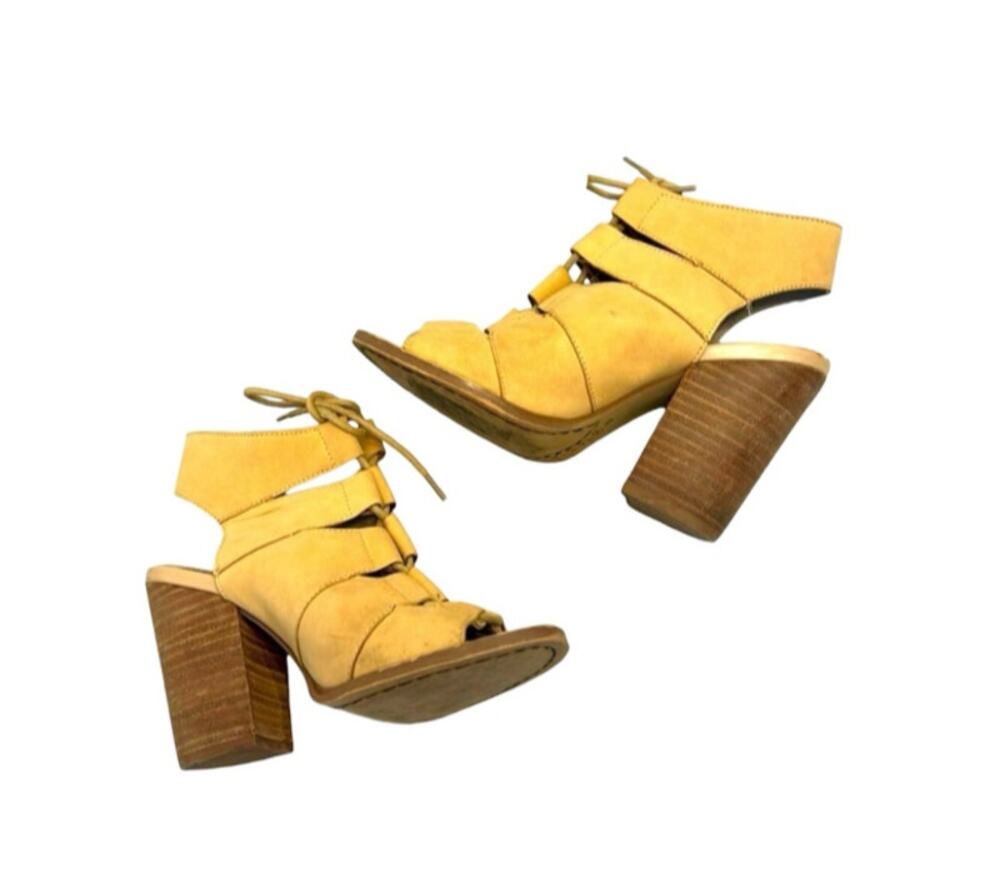 Hinge Drea Leather Open Toe Block Heel Sandals Size 5.5 Mustard